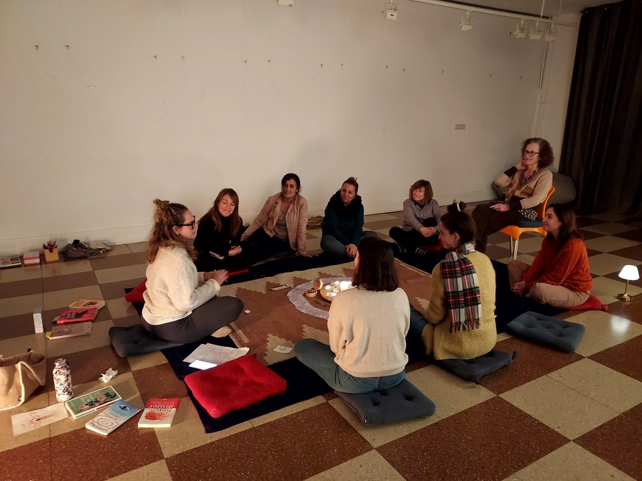 Círculo de mujeres en un taller de sabiduría femenina