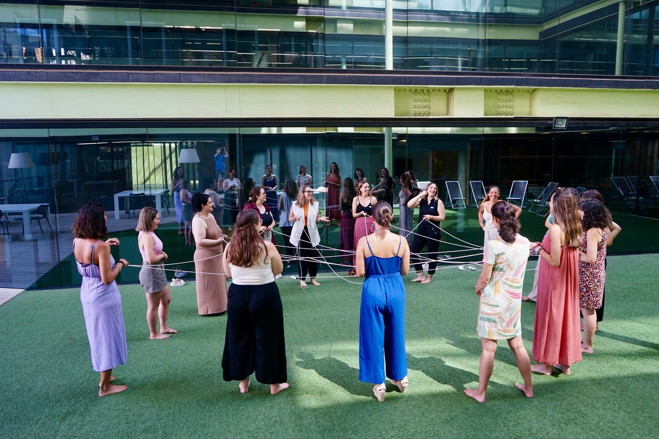 Taller de liderazgo femenino: círculo de mujeres en una dinámica grupal