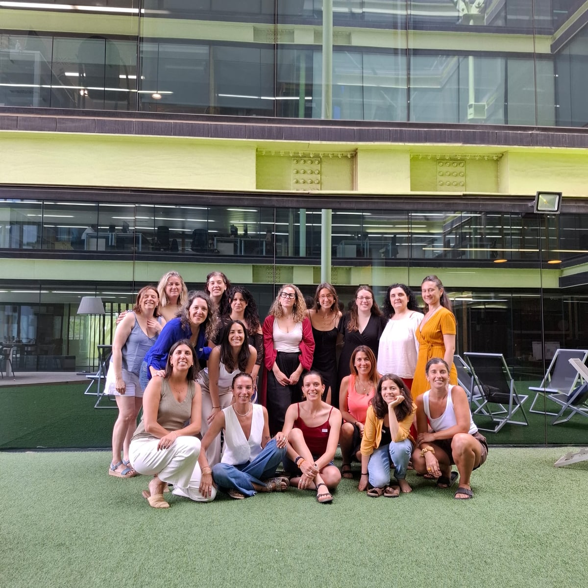 Foto de grupo de mujeres emprendedoras tras un taller