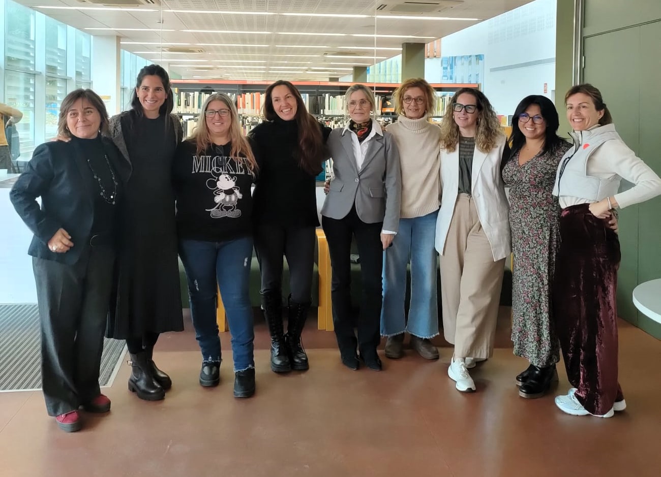 Mujeres participantes de un taller de liderazgo en una biblioteca