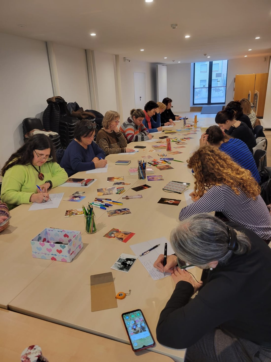 Mujeres en una dinámica de escritura durante un taller de liderazgo