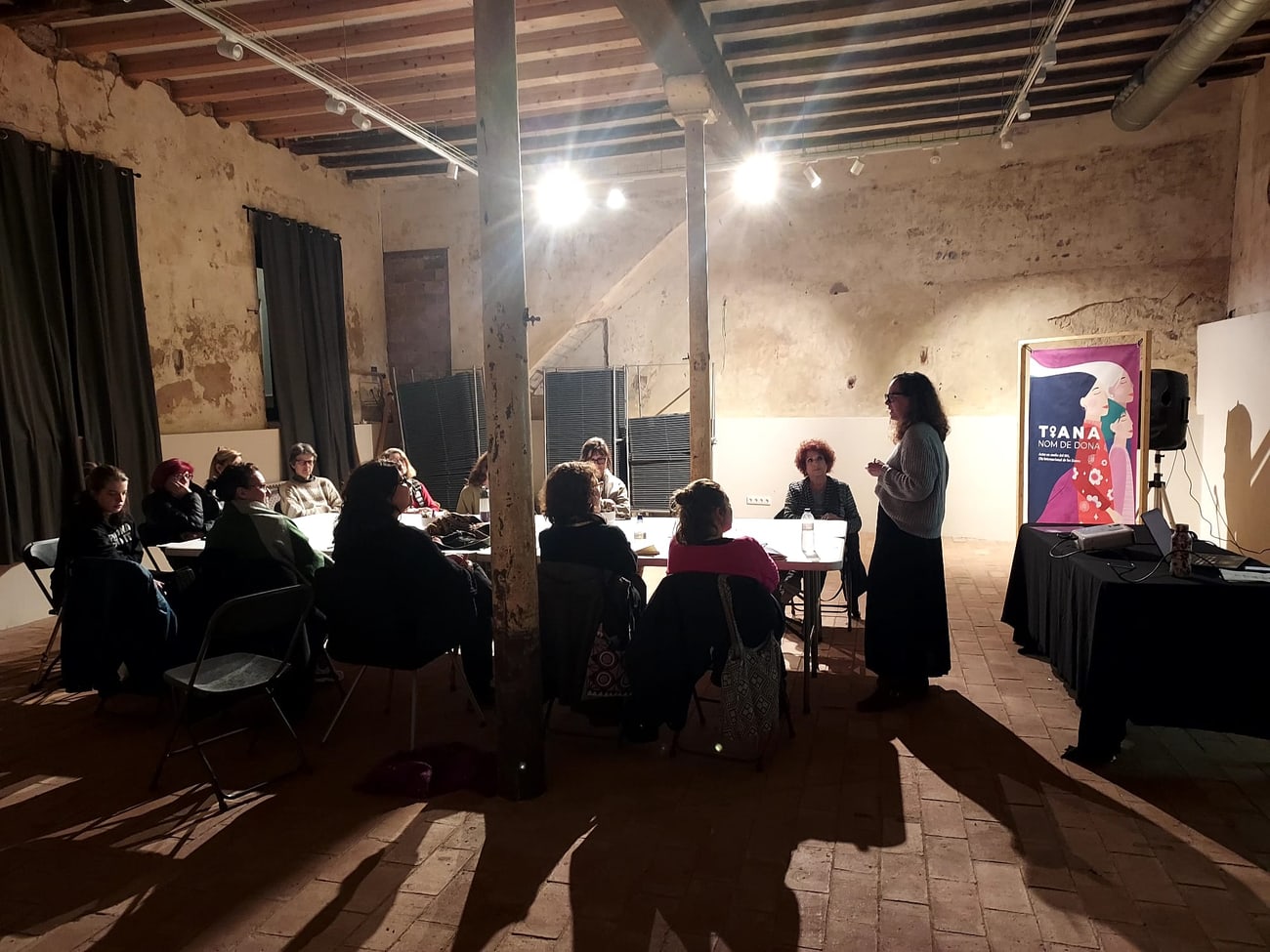 Mar Torrent Rosés facilitando un taller en Tiana Nom de Dona