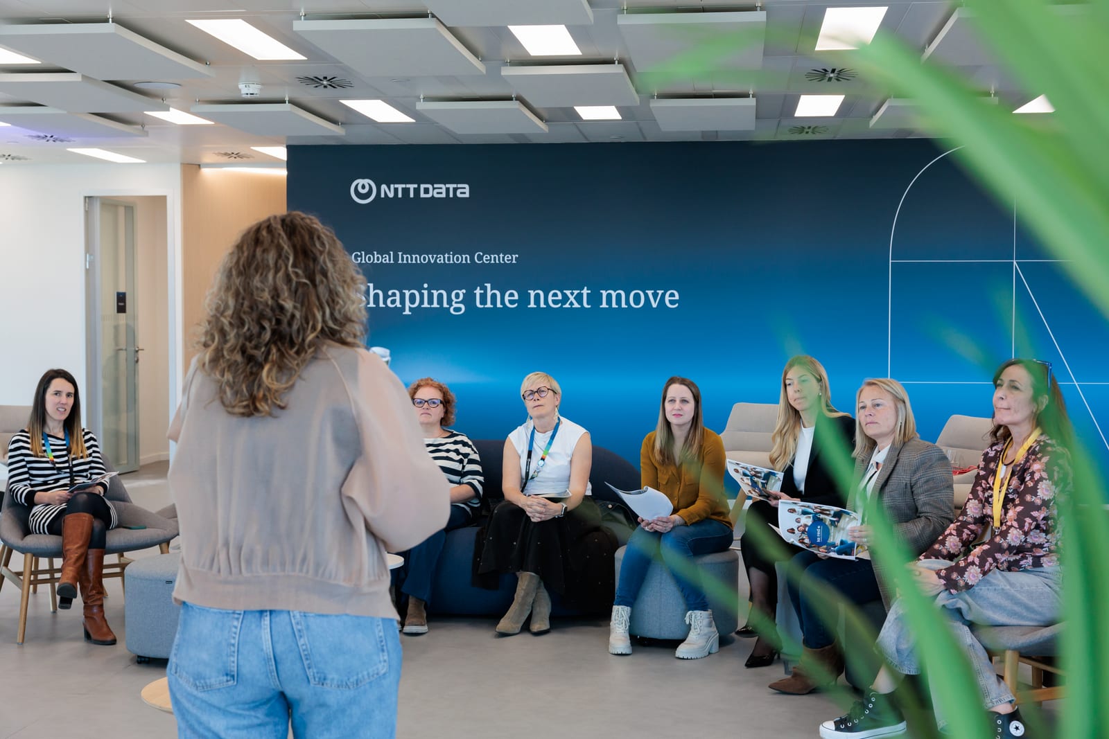 Mar Torrent Rosés facilitando un taller de liderazgo femenino en NTT DATA